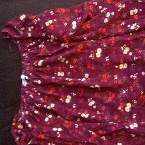 0 a Hollister crop top maroon flowery shirt